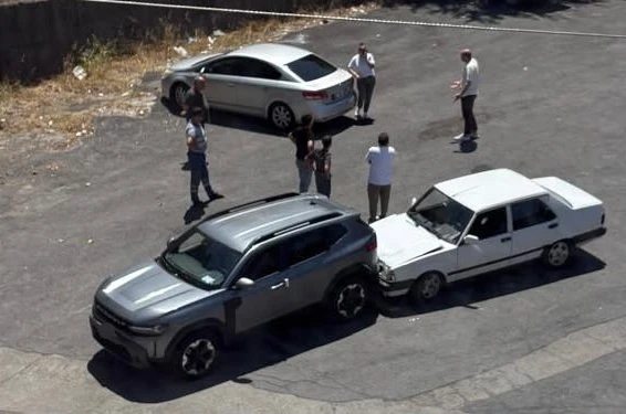 Araç taşıyıcı tırdan indirilen otomobil park halindeki araca çarptı
