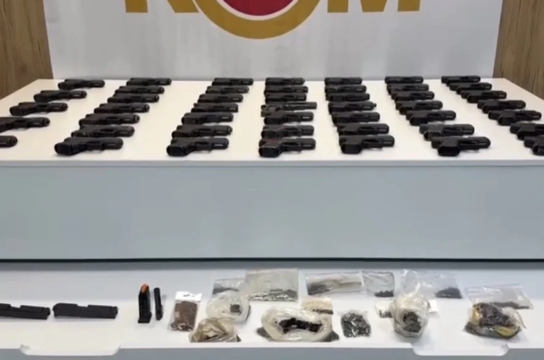 Aracın döşeme içlerine gizlenen 47 tabanca ele geçirildi