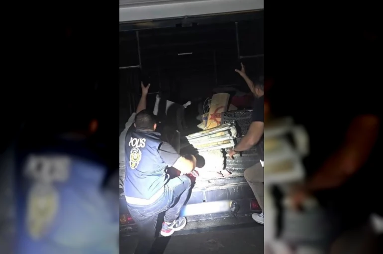 Aracın fan ve klima düzeneğinin içerisinde 11 düzensiz göçmen çıktı