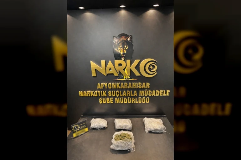 Aracın tamponuna zulalanmış uyuşturucu böyle bulundu