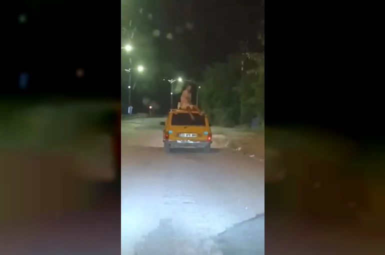 Aracın tavanında tehlikeli yolculuk 