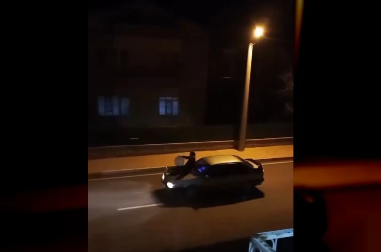 Aracın üzerine çıkan davulcu mahalleliyi sahura böyle uyandırdı