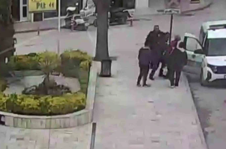 Aracından inip polis otosunun önüne geldi, hayatını Heimlich manevrasıyla polisler kurtardı