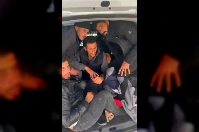 Aracıyla tıka basa göçmen taşıyan insan taciri tutuklandı