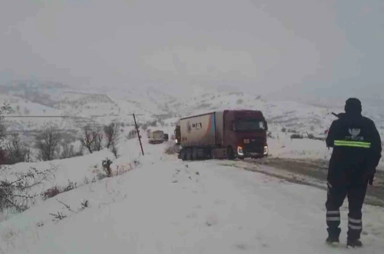 Araçlar karlı yolda mahsur kaldı