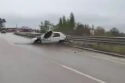 Araçları yavaşlatmak isterken feci kazayı saniye saniye görüntüledi 