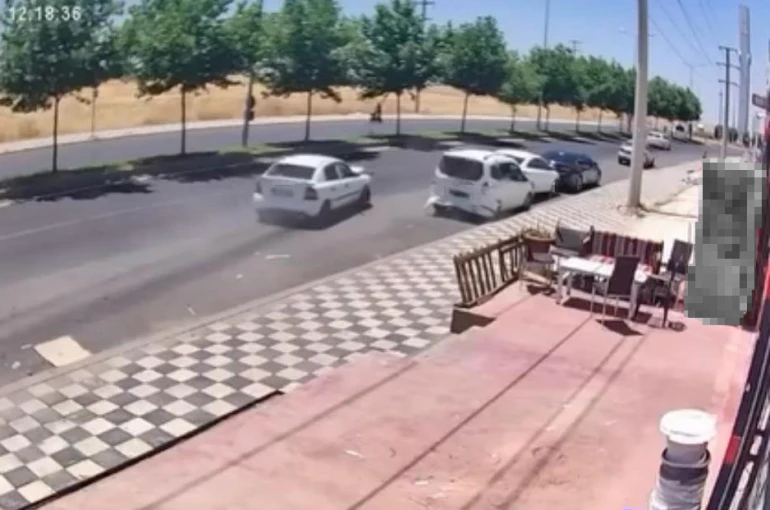 Araçların sırayla çarpıştığı kaza kamerada