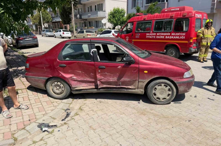 Araçta sıkışan 3 yaralıyı itfaiye kurtardı