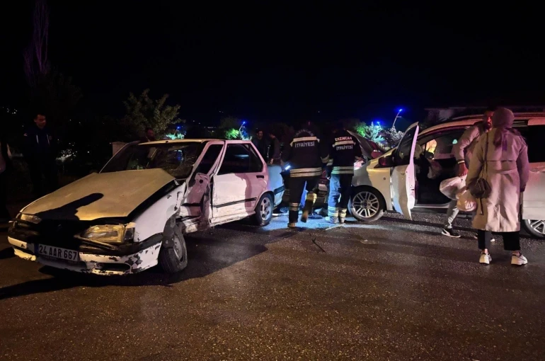 Araçta sıkışan yaralıyı itfaiye kurtardı