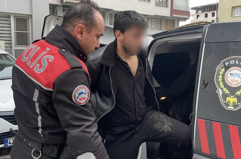 Araçtan uyuşturucu maddeyi attılar, yakalanınca ‘üzerimde bir şey yok" savunması yaptılar