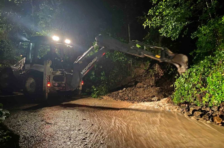 Araklı ilçesinde şiddetli yağış sonrası kapanan yollar açılıyor