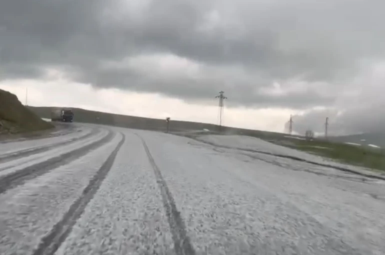 Ardahan’da dolu yağışı yolu beyaza bürüdü