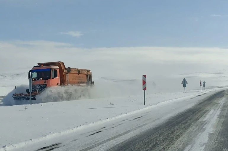 Ardahan’da kar ve tipi ulaşımı aksatıyor