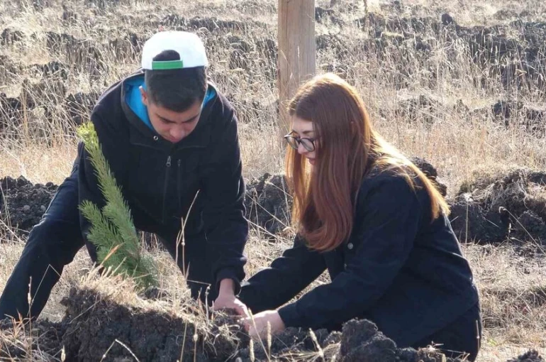 Ardahan’da Milli Ağaçlandırma Günü’nde fidanlar toprakla buluştu