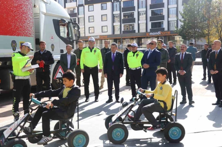 Ardahan’da Mobil Eğitim TIR’ında ilkokul öğrencilerine eğitim