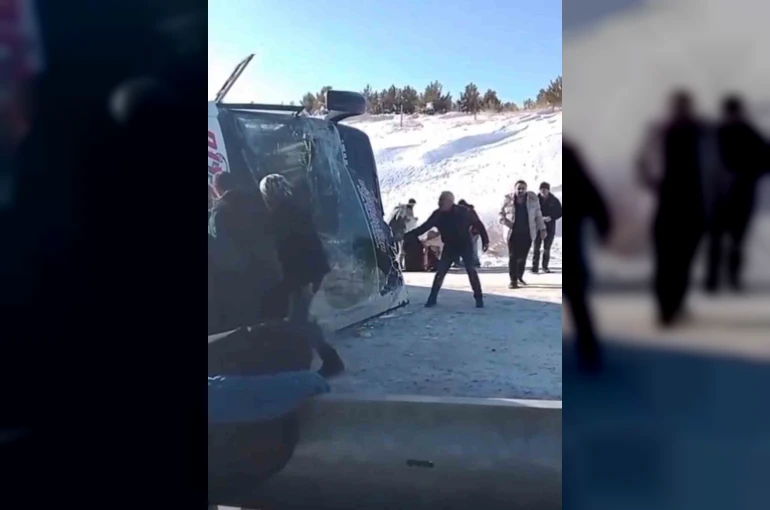 Ardahan’dan gelen yolcu otobüsü Susuz’da devrildi: 17 yaralı
