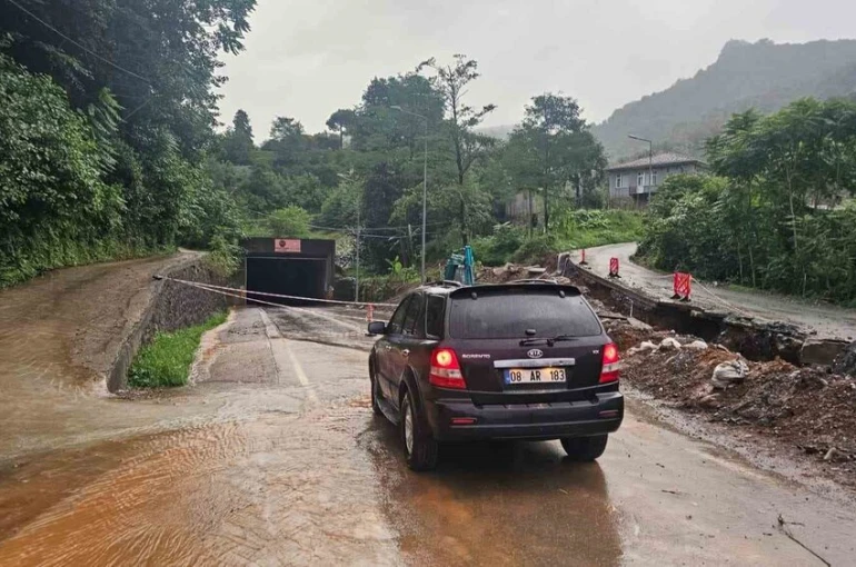Arhavi’de heyelan riski nedeniyle tünel trafiğe kapatıldı