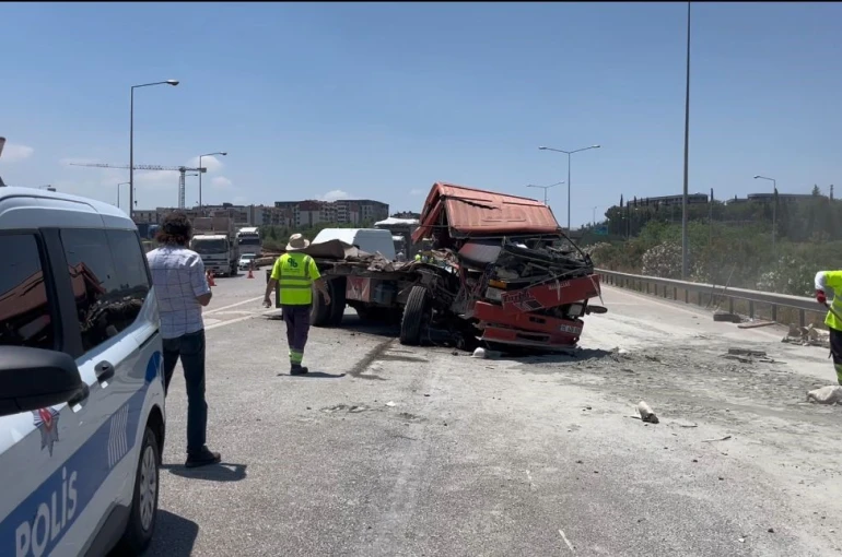 Arızalanan kamyona çarpan tırın sürücüsü hayatını kaybetti