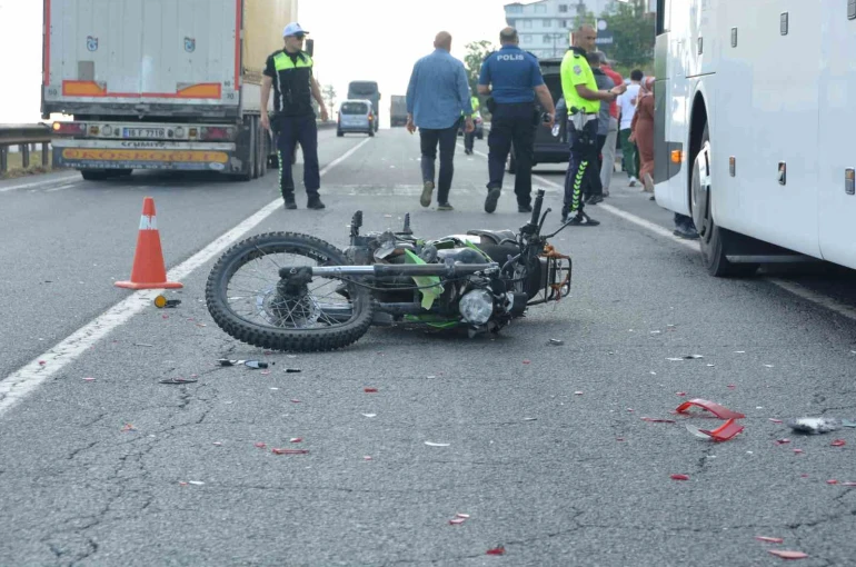 Arızalanan otobüse çarpan motosiklet sürücüsü, otomobilin çarpması sonucu can verdi 