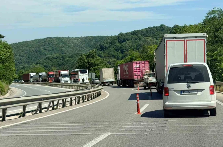 Arızalanan otomobil, Yalova-Bursa karayolunu kitledi
