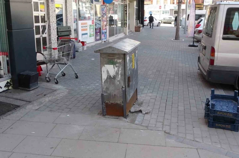 Arkadaşına sinirlendi, hırsını elektrik panosuna saldırarak aldı