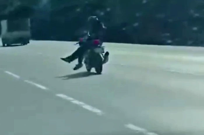 Arnavutköy-Sultangazi yolunda tehlikeli motosiklet yolculuğu