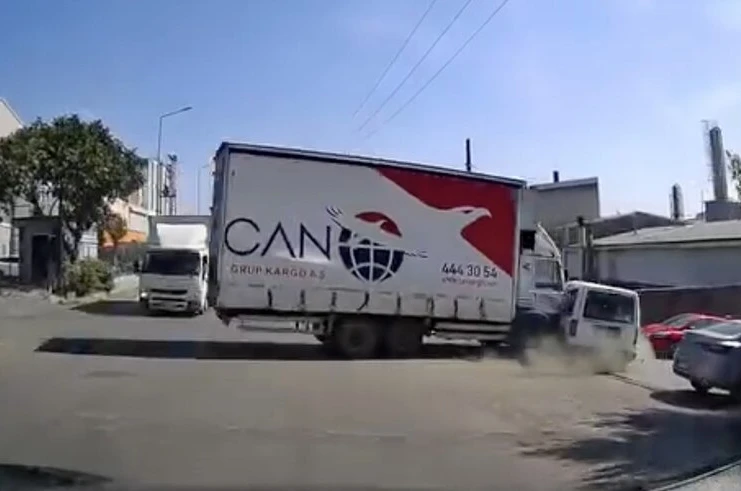 Arnavutköy’de aksiyon filmlerini aratmayan kaza: Kamyon araca çarptı, metrelerce sürükledi