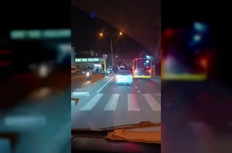 Arnavutköy’de araç üstünde tehlikeli yolculuk kamerada