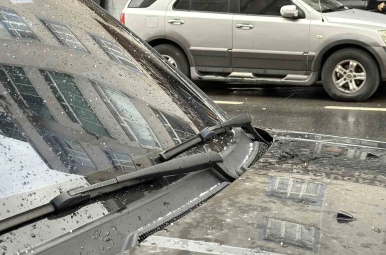 Arnavutköy’de beklenen kar yağışı başladı