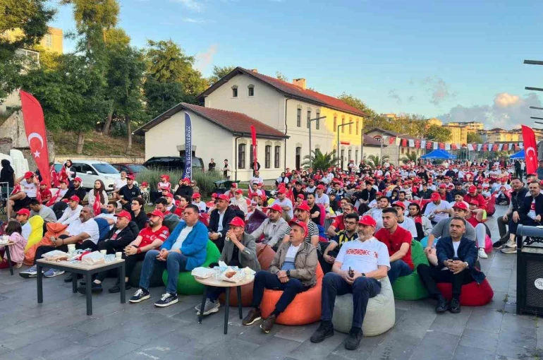Arnavutköy’de binlerce kişi milli maç heyecanını dev ekranlarda yaşadı