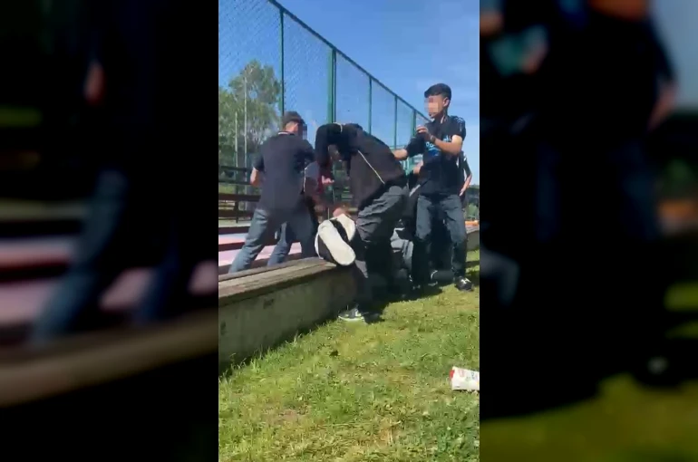 Arnavutköy’de çocuklar arasındaki kavga kamerada: acımasızca saldırdılar