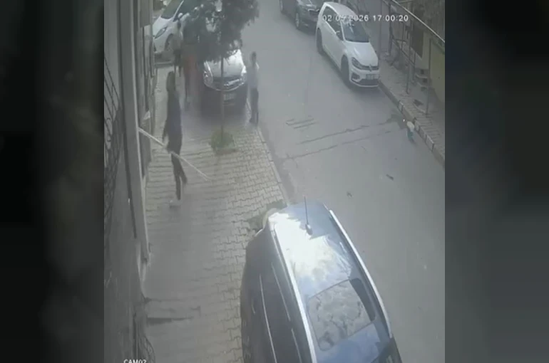 Arnavutköy’de dehşet anları: Çocuklara saldırdı, bina sakinlerine bıçak çekti
