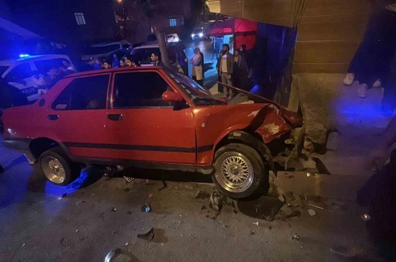 Arnavutköy’de ehliyetsiz sürücü polisten kaçarken kaza yaptı