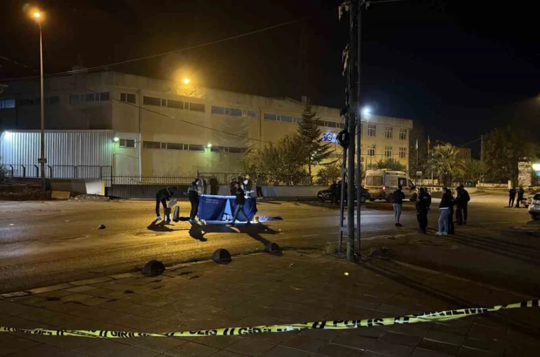 Arnavutköy’de esrarengiz cinayet: Polis yeleği giymiş şahsı vurup kaçtılar