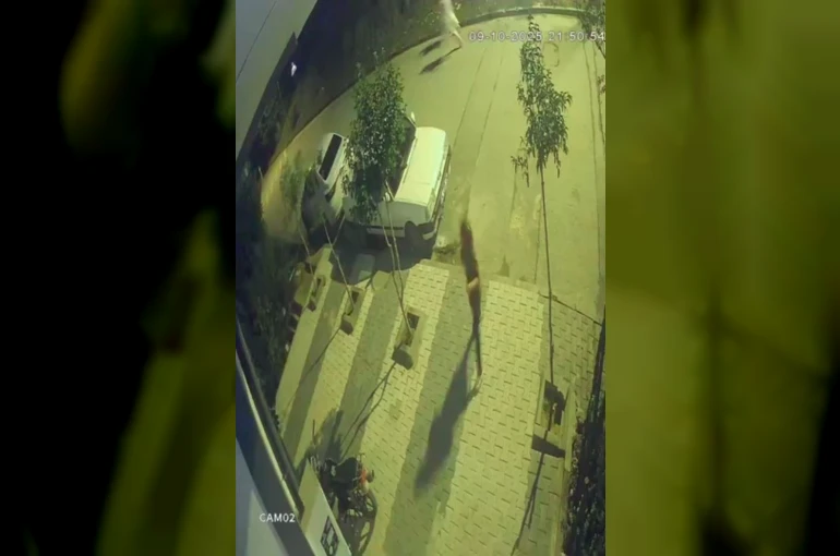 Arnavutköy’de faciadan dönüldü: Freni patlayan araç çocukların arasına böyle daldı