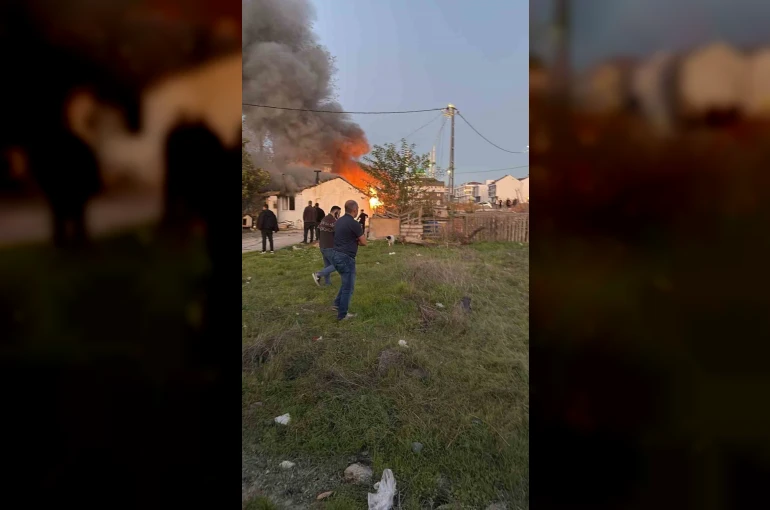 Arnavutköy’de gecekondu alev alev yandı