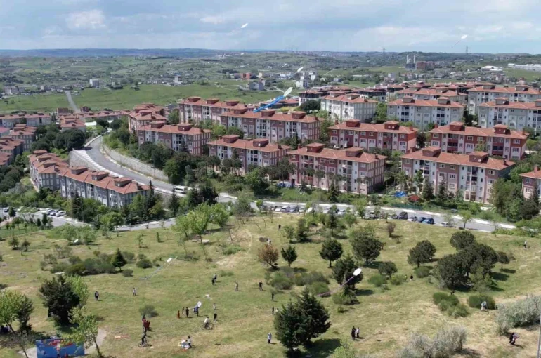 Arnavutköy’de geleneksel uçurtma şenliği renkli görüntülere sahne oldu