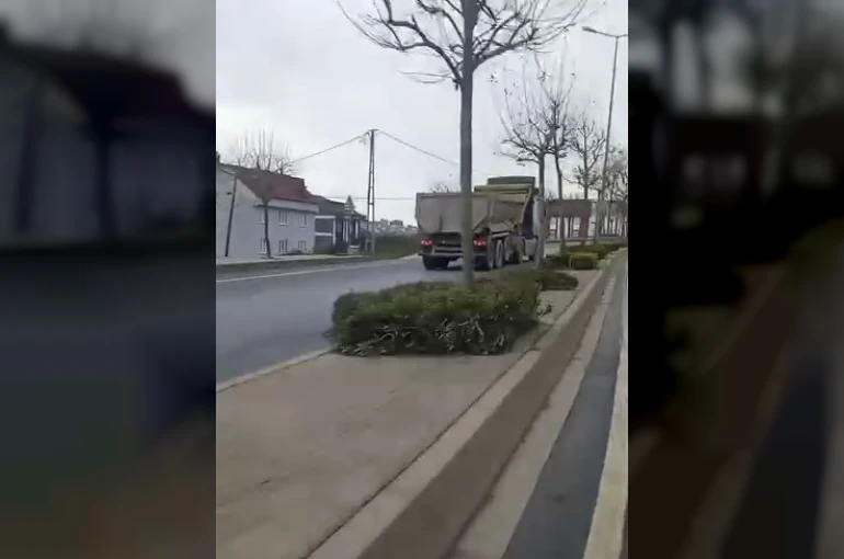 Arnavutköy’de hafriyat kamyonu ters yöne girerek süratle ilerledi