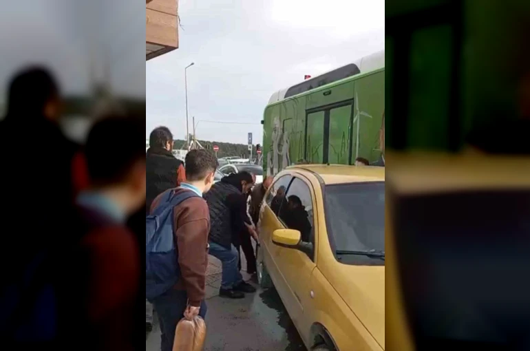 Arnavutköy’de ilginç anlar: Otobüse yol vermek için aracı elleriyle kaldırdılar