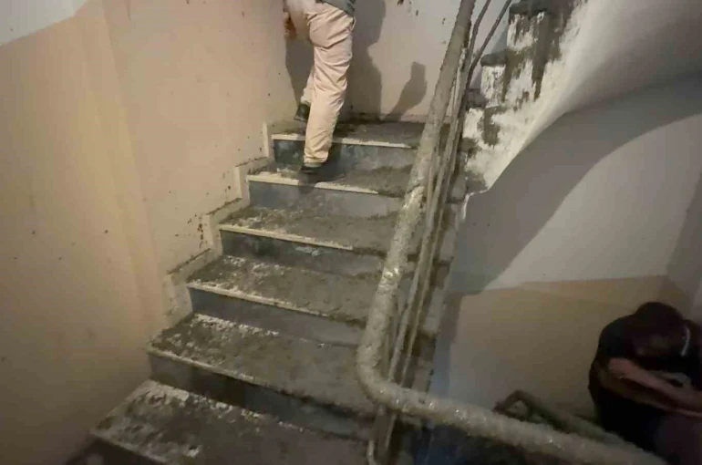 Arnavutköy’de inşaatta beton dökülürken 6 katlı binanın duvarı patladı: Yüzlerce kilo beton bina içerisine doldu 