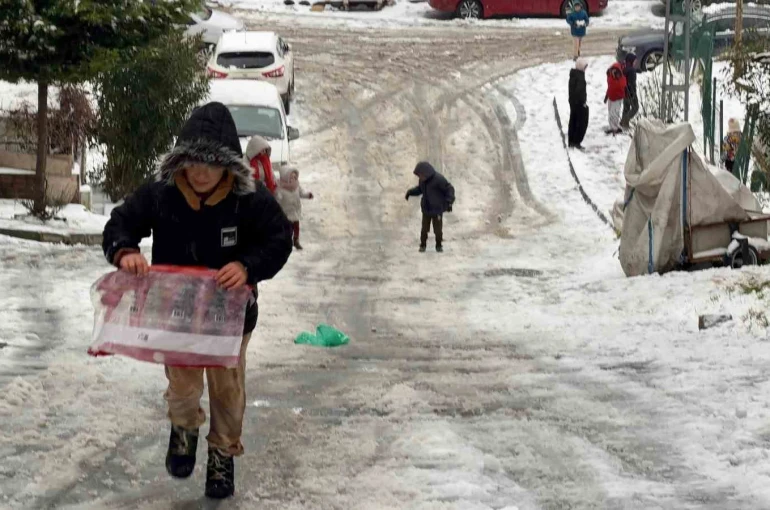 Arnavutköy’de kar yağışıyla kayak pistine dönen sokak dronla görüntülendi