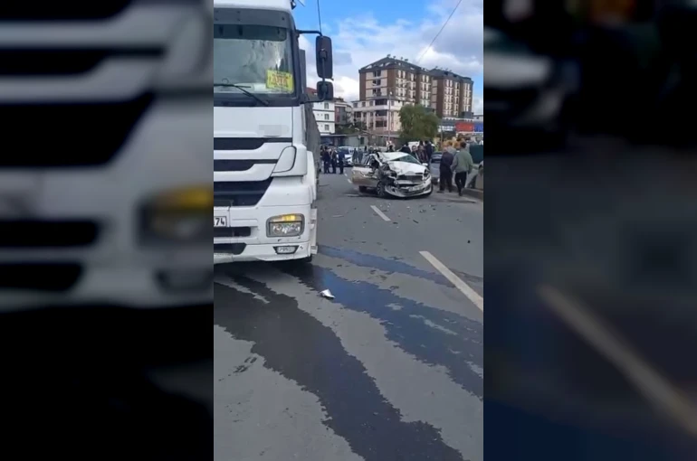 Arnavutköy’de otomobil tıra arkadan çarptı: 1 ölü
