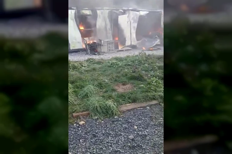 Arnavutköy’de şantiyede yangın paniği: Konteynerler alev alev yandı