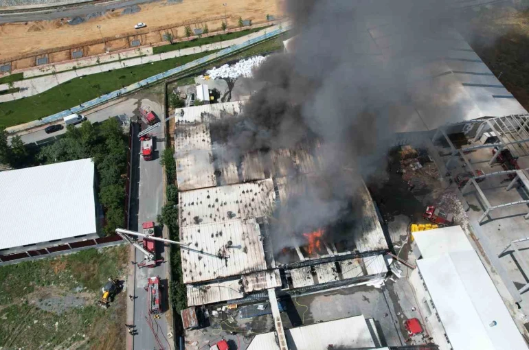 Arnavutköy’de sünger fabrikasında çıkan yangın 3 saatte kontrol altına alındı