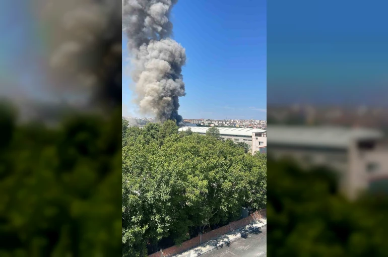 Arnavutköy’de sünger fabrikasında yangın