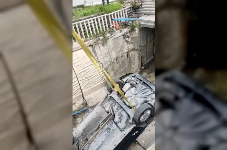 Arnavutköy’de sürücüsünün kontrolünü kaybettiği otomobil su kanalına uçtu 