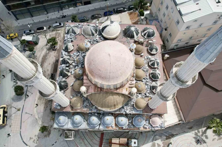 Arnavutköy’ün simgesi 46 yıllık Merkez Camii yıkılıyor