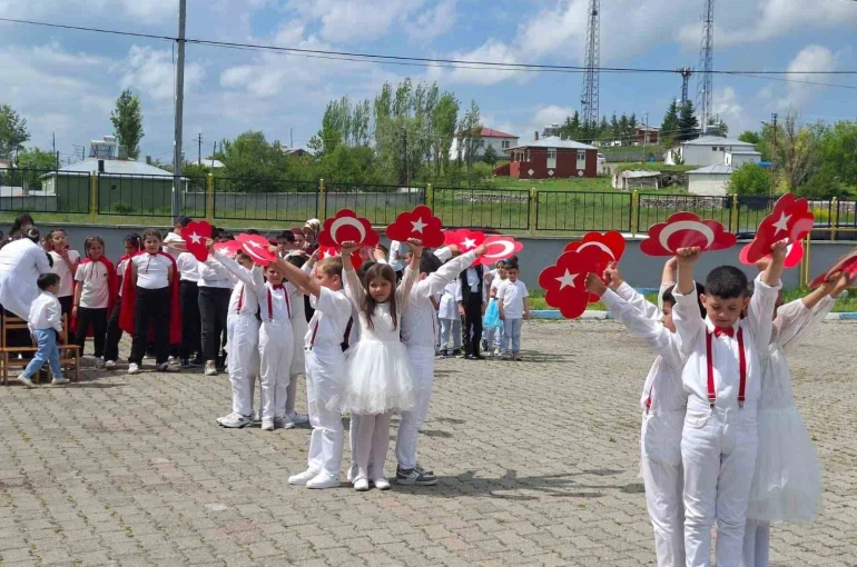 Arpaçay Atatürk İlkokulu’nda yıl sonu şenliği ve mezuniyet coşkusu