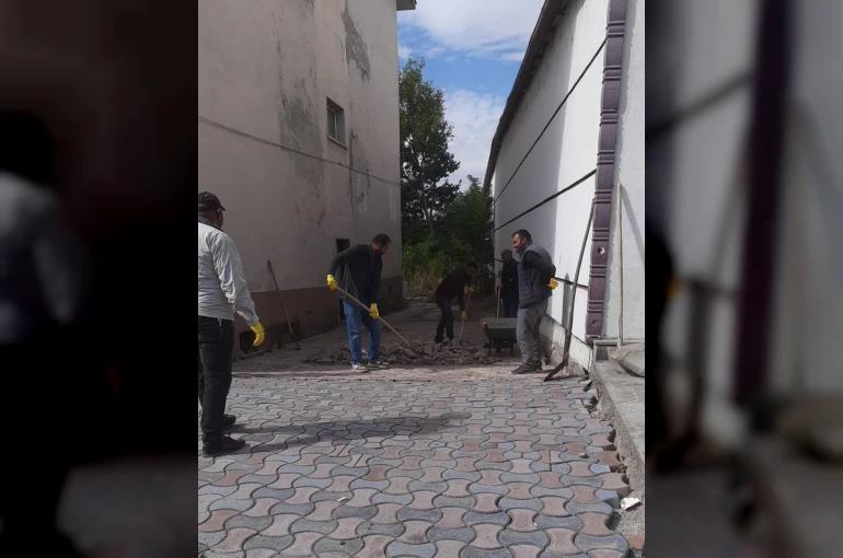 Arpaçay’da kaldırımlar kilitparke taş döşeniyor