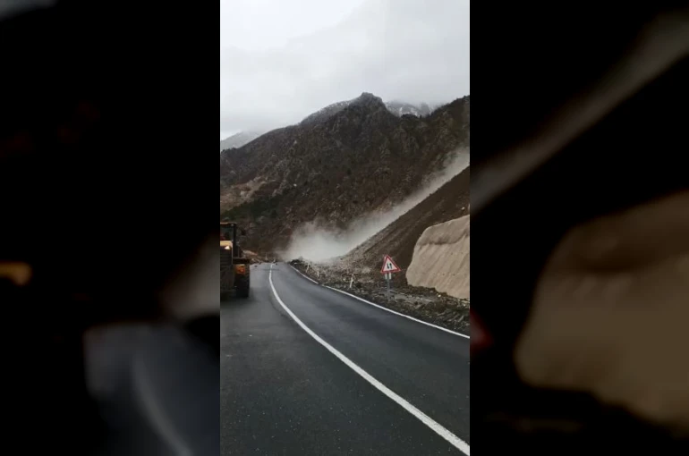Artvin-Şavşat karayolunda heyelan